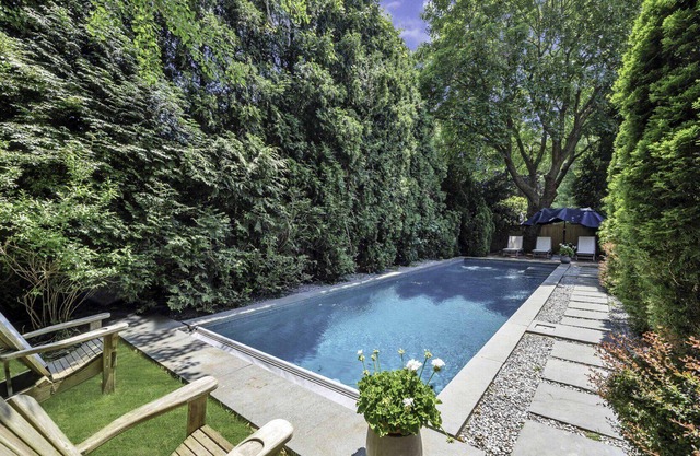 Beautifully renovated East Hampton home close to town, ocean beaches, and...