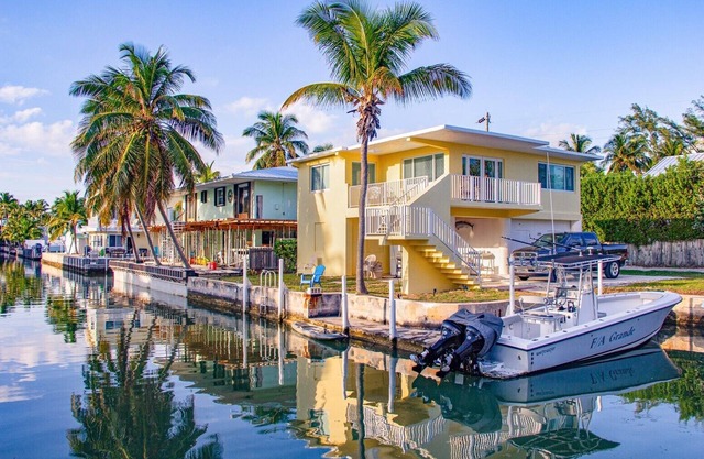 Bellamente renovada casa de 2 dormitorios frente al mar - 132 Atlantic Ln.