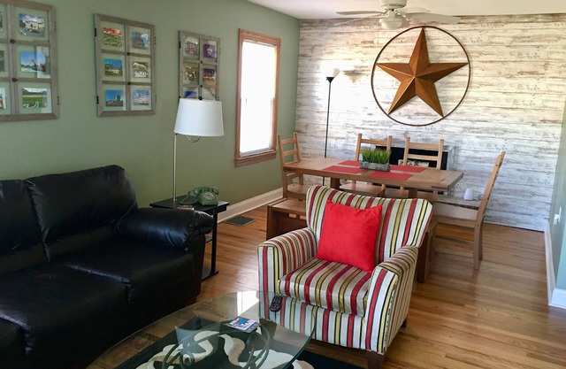 Hermosa casa renovada con encanto! Duerme 7. Ubicado cerca de TODO!