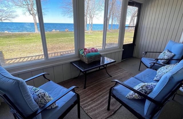 Beautifully Renovated 2 Bedroom Beach Villa on Mille Lacs Lake