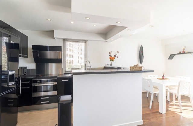 Beautifully renovated 1-bedroom apartment with a spectacular view of Monaco. Located in Beausoleil, it offers all modern comforts: terrace, fully equipped kitchen, air conditioning, and can accommodate up to 4 guests.