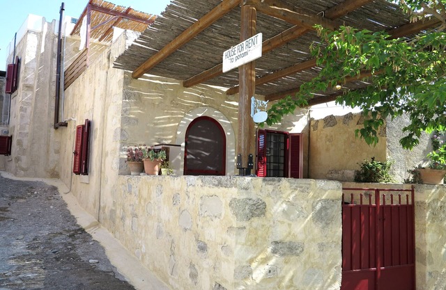 Bellamente renovada casa de piedra tradicional en Vori, sur de Creta, Grecia.