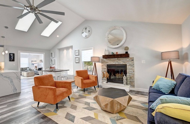 Beautifully Renovated 3 Bedroom Home in Clearwater Community! WIFI, Community Pool, Tennis Court, and 2 miles to the beach!
