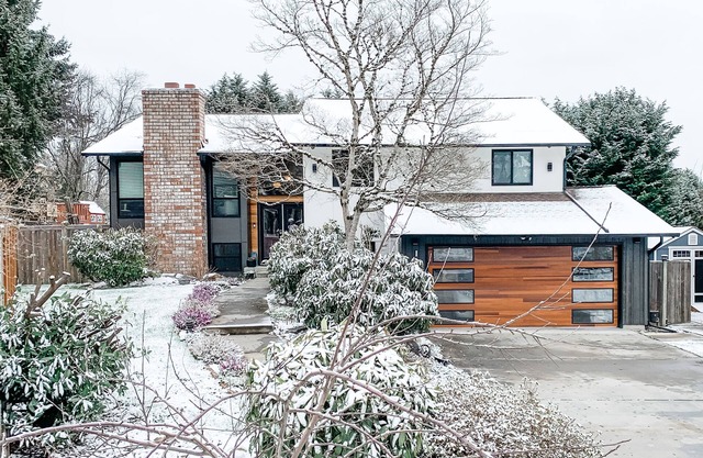 Beautifully renovated hot-tub, large fenced backyard, pet friendly
