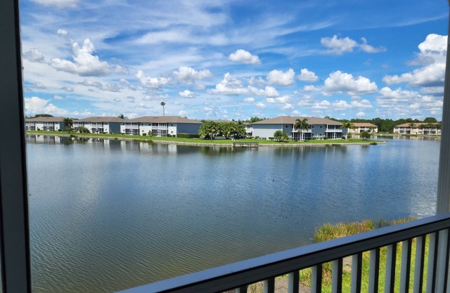 Beautifully renovated lakefront condo! Executive Rental, Monthly Rental