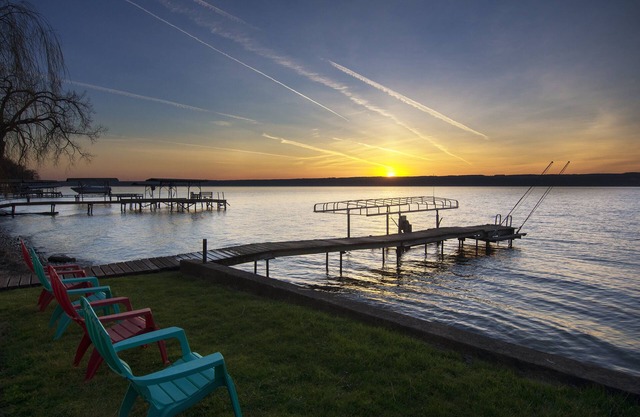 Bellamente renovado Waterfront Cottage con muelle privado.