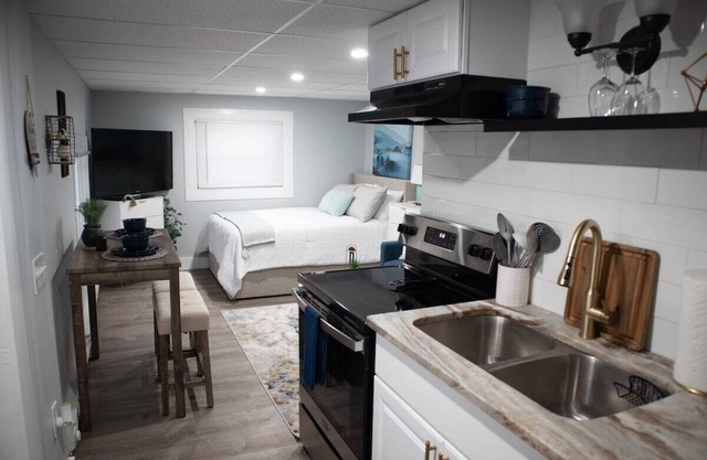 Beautifully Renovated - Neighborhood of the Arts