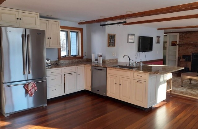Beautifully Restored Farmhouse Apartment 1st Floor