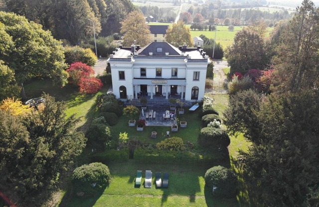 Castillo bellamente restaurado en las Ardenas para 12 adultos (16 pers)