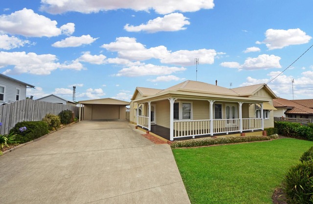 Beautifully restored 1930s gem, perfectly located in the heart of Portland.