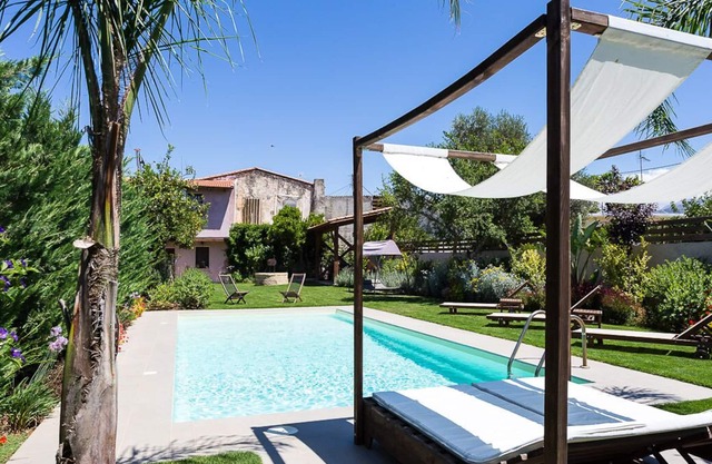 Villa de carácter bellamente restaurada con amplio jardín, piscina de 38m² y barbacoa.
