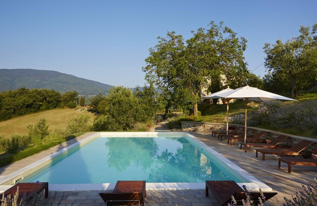 Casa de campo toscana bellamente restaurada: gran piscina y terraza, vistas fantásticas