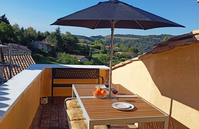 Bellamente restaurada casa de pueblo provenzal con terraza privada orientada al sur.