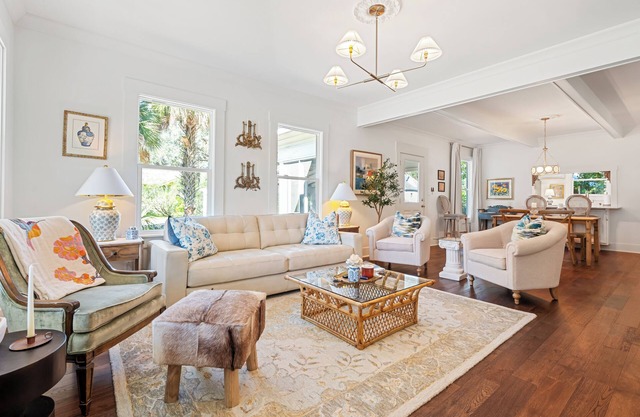 Beautifully restored cottage downtown Historic Brunswick close to golf + beaches
