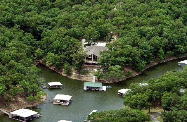 HERMOSAMENTE SECRETADA HOGAR FRENTE AL AGUA MULTI NIVEL en South Grand Lake