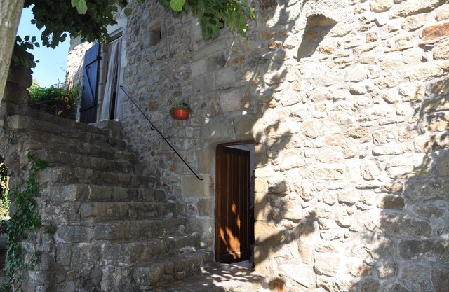 Auténtica casa de vacaciones bellamente situada en piedra natural con piscina pequeña