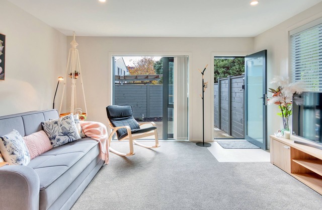 Beautifully Styled 2BR w 2 Carparks & Aircon