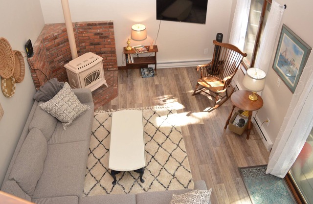 Beautifully updated 3 bedroom, 2 bathroom condo in Eastman!