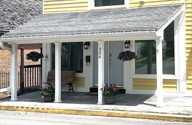 Beautifully updated riverside 1840 cottage on the bourbon trail near Danville