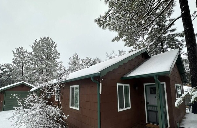 Beautifully updated home with private hot tub near trails & State Park