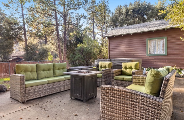 Beautifully updated home with private hot tub near trails & State Park