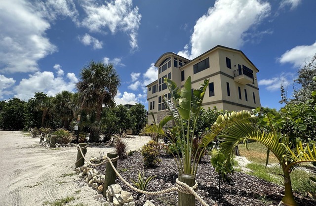 BEAUTY AND THE BEACH- BEACHFRONT MANSION, HEATED POOL