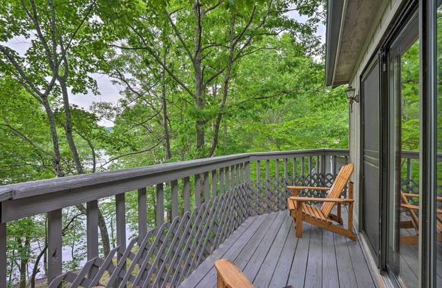Beaver Lake Retreat w/ Deck & Private Hot Tub