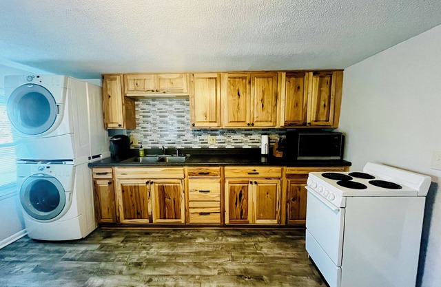Beavercreek Bluebird Retreat: Spacious & pet-friendly with large fenced-in yard