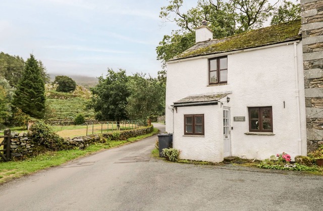 BECKFOLD COTTAGE, pet friendly in Broughton-In-Furness