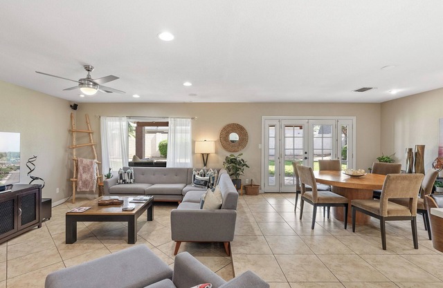 Beck’s Place – Modern 3 BDR w/ Tons of Outdoor Space! Pet Friendly
