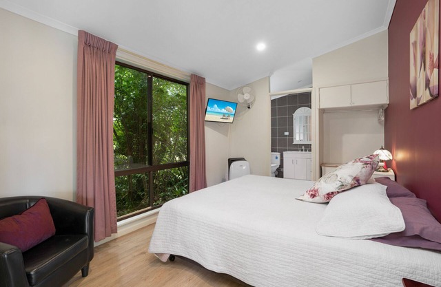 Bed and Breakfast with stunning rural views overlooking pool. Handy to town.