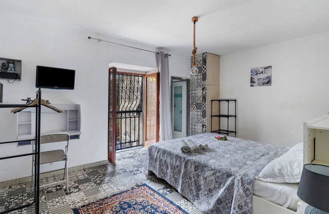 Alojamiento y desayuno 'Camera Claudius In Villa Vista Mare' con terraza compartida y Wi-Fi
