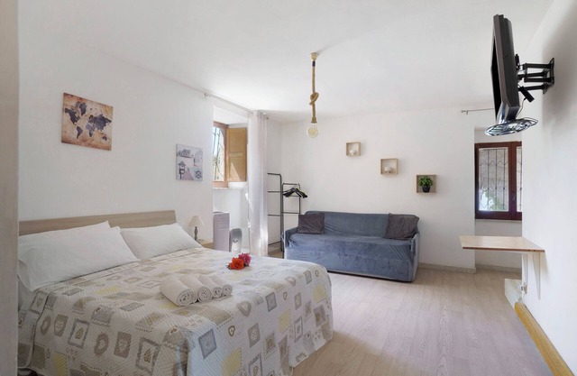Alojamiento y desayuno 'Camera Aaron In Villa Vista Mare' con terraza compartida y Wi-Fi