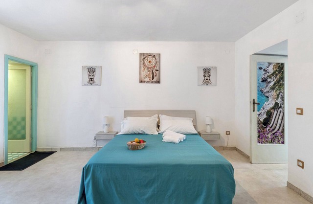 Alojamiento y desayuno 'Camera Catone In Villa Vista Mare' con terraza compartida y Wi-Fi