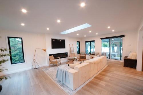 Bee's Luxury BeachHouse - Hot tub Sauna Playground & Game room