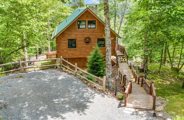 Beech & Barrel - 5 min to slopes! Hot Tub, Sauna, Speakeasy, and Firepit