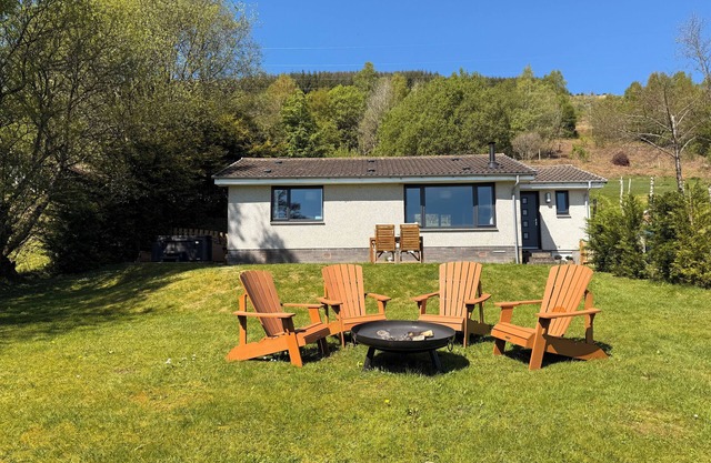 BEECH COTTAGE, pet friendly, with hot tub in Kenmore