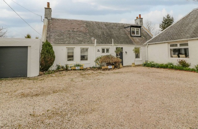 BEECH TREE, pet friendly, with hot tub in Troon