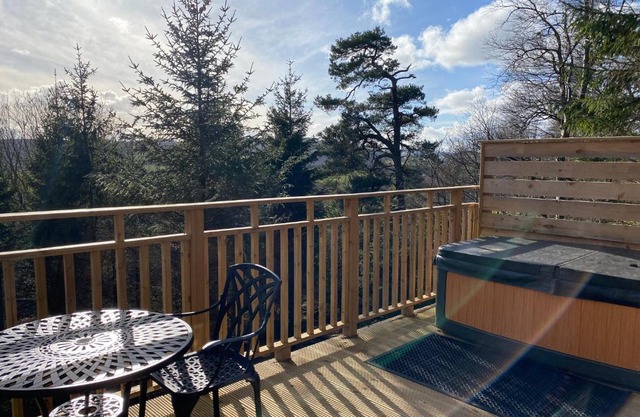 Beechnut Lodge with Hot Tub