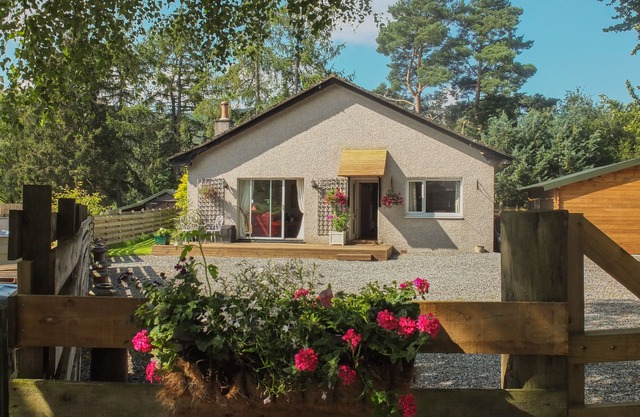 BEECHWOOD COTTAGE, family friendly, with open fire in Blair Atholl
