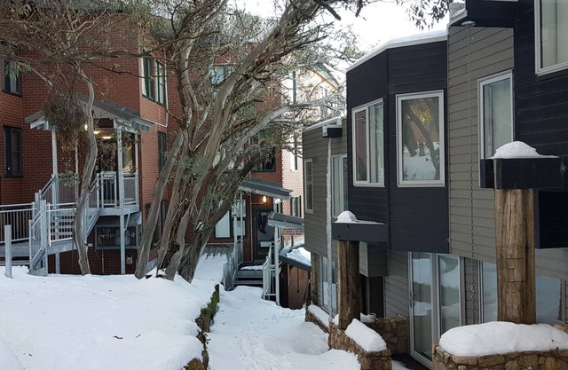 COLMENA 18: Mt Buller pueblo de esquí en / esquí fuera