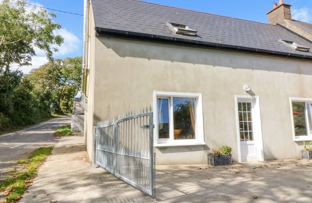 BEEHIVE COTTAGE, pet friendly in Kilbrittain, County Cork