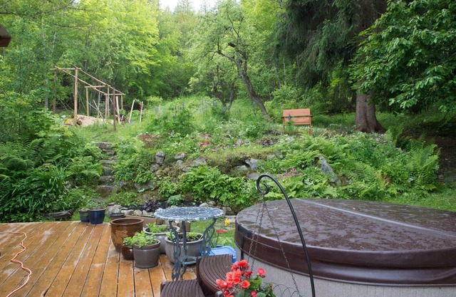 Bees Knees - King Suite, Sauna & Cold Plunge