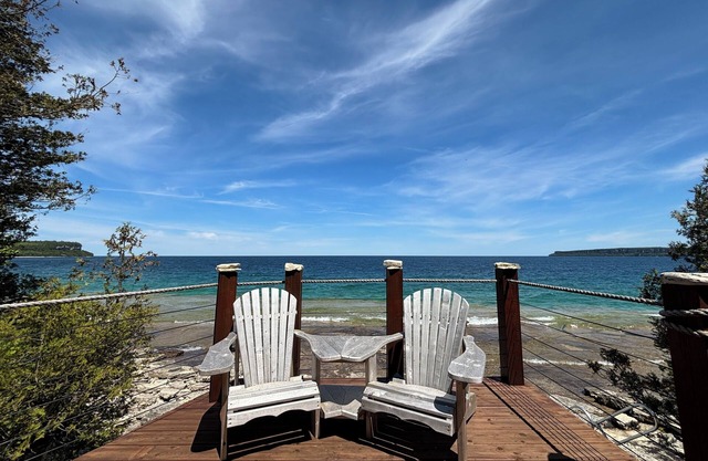 Beeshore Lakehouse: Waterfront Bliss & Comfort