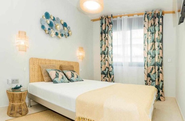 Apartamento beige y clásico con vistas al mar