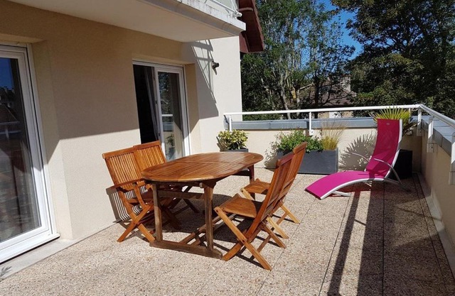 Bel appartement central avec piscine chauffée, balcon et terrasse - 3 pièces, 70m², parking inclus - FR-1-465-9