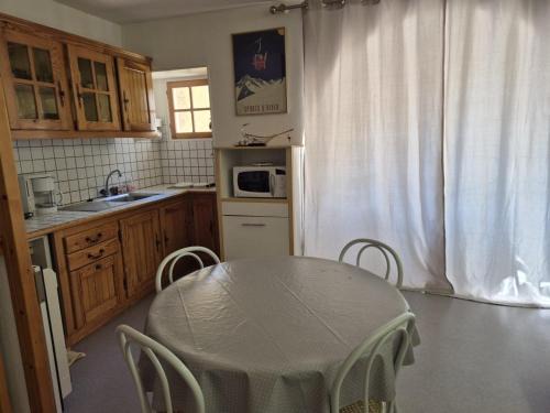 Bel Appartement en Centre, 1 Ch, Près Télécabines - FR-1-234-317