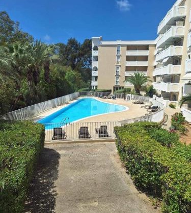 Bel appartement moderne avec piscine