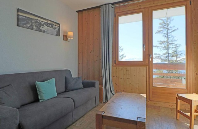 Bel Appartement Rénové avec Balcon - Ski aux Pieds, 5 Pers., Près des Commerces - FR-1-398-547