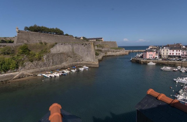 Bel Appartement Spacieux avec Vue sur Port et Citadelle - FR-1-418-58